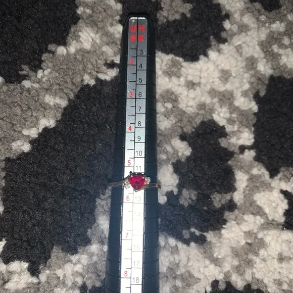 10K Gold heart ring. - Picture 1 of 3